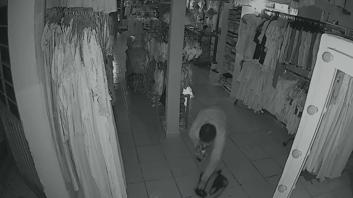 Propietarios de una boutique buscan identificar al hombre que quedó grabado durante un robo