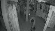 Propietarios de una boutique buscan identificar al hombre que quedó grabado durante un robo
