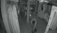 Propietarios de una boutique buscan identificar al hombre que quedó grabado durante un robo