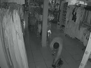 Propietarios de una boutique buscan identificar al hombre que quedó grabado durante un robo