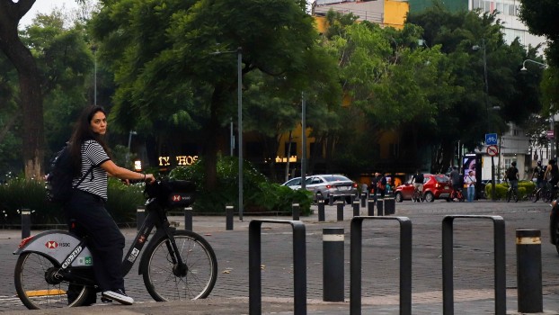 Usa medios de transporte ante la aplicación del programa del Hoy No Circula.