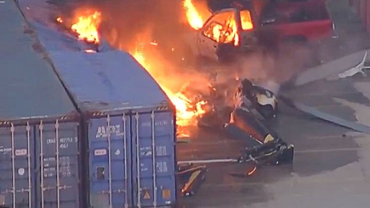El accidente aéreo provocó la movilización de decenas de bomberos. | Imagen: Cadena Ser