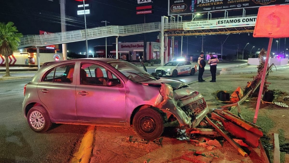 Al lugar acudieron oficiales de vialidad para abanderar el sitio del percance y evitar otros accidentes.