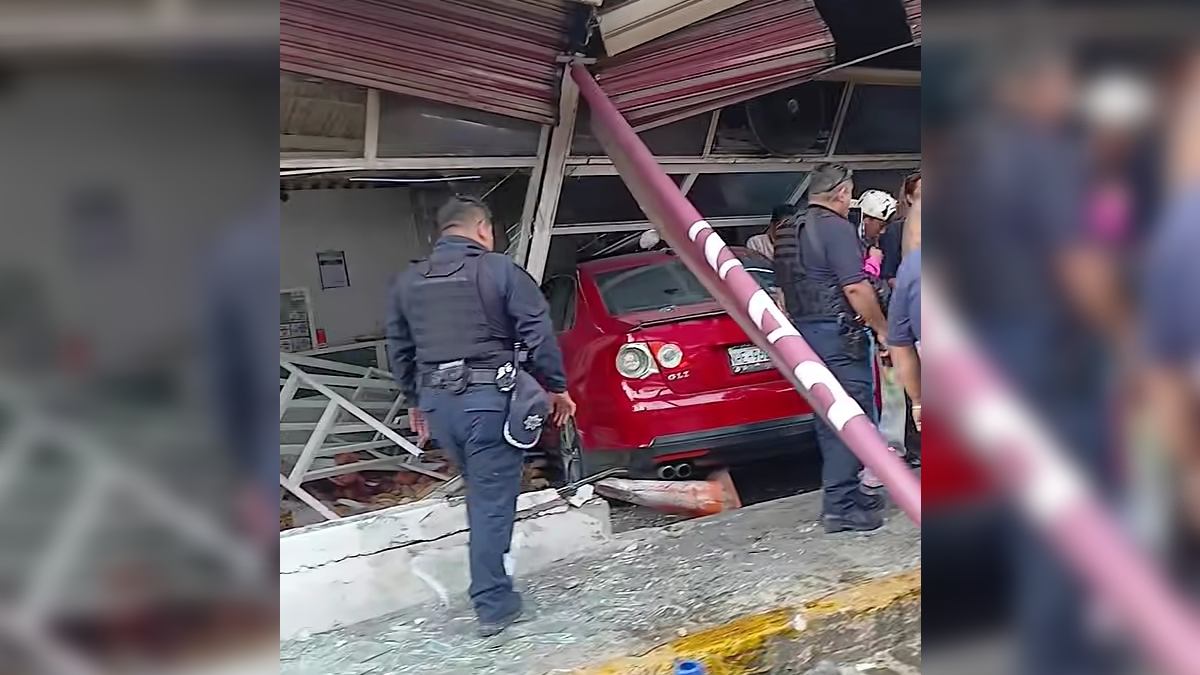Un auto chocó en una panadería de Naucalpan; los tripulantes terminaron golpeados por comerciantes de la zona.