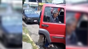 Captan en video a una mujer golpeando a su papá en Tultitlán.