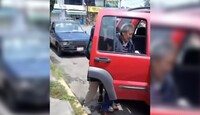 Captan en video a una mujer golpeando a su papá en Tultitlán.
