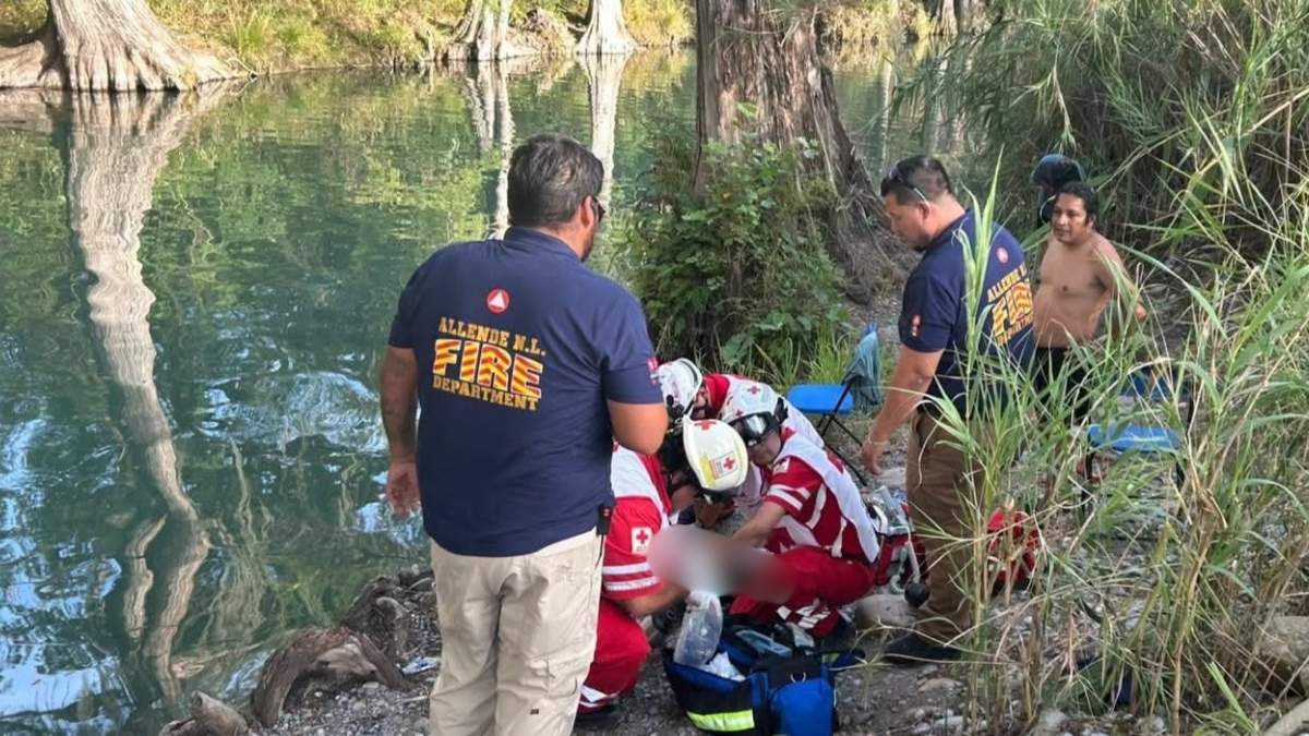 Familiares y testigos auxiliaron al hombre para llevarlo a la orilla antes de la llegada de los cuerpos de socorro.