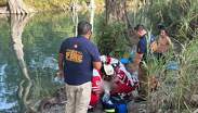 Familiares y testigos auxiliaron al hombre para llevarlo a la orilla antes de la llegada de los cuerpos de socorro.