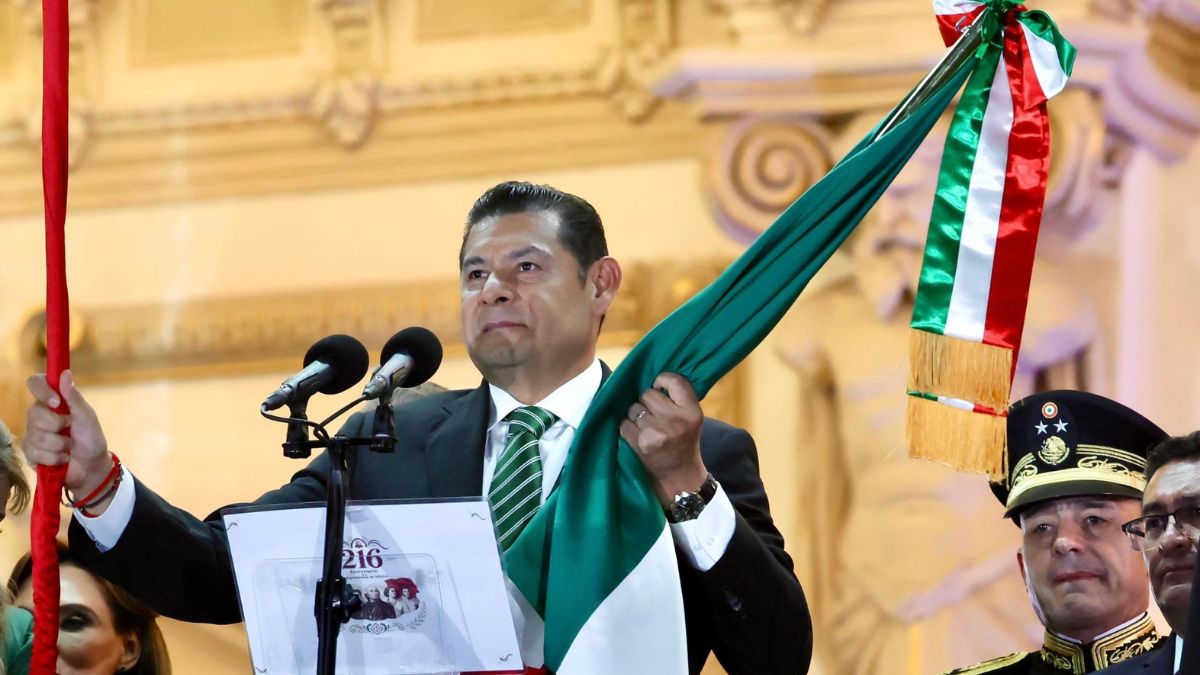 El gobernador Alejandro Armenta encabeza el tradicional Grito de Independencia desde el balcón del Palacio Municipal de Puebla