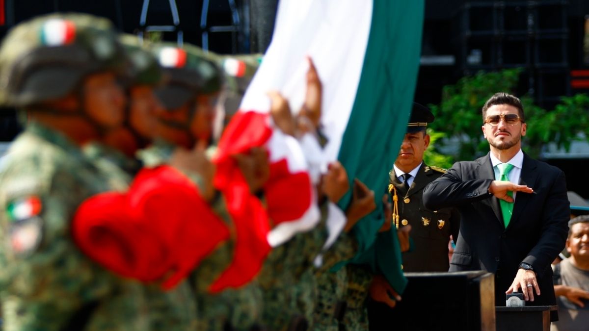 El gobernador aprovechó el desfile para destacar la coordinación en seguridad y señalar que agosto fue el mes más seguro de los últimos 21 años
