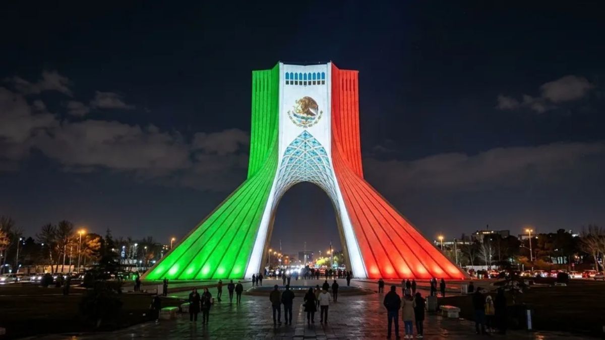 La iluminación tricolor tuvo como escenario la Plaza Azadi en Teherán a las 20:00 horas, según anunció la Embajada de Irán en X.