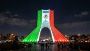 La iluminación tricolor tuvo como escenario la Plaza Azadi en Teherán a las 20:00 horas, según anunció la Embajada de Irán en X.