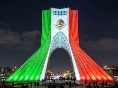 La iluminación tricolor tuvo como escenario la Plaza Azadi en Teherán a las 20:00 horas, según anunció la Embajada de Irán en X.