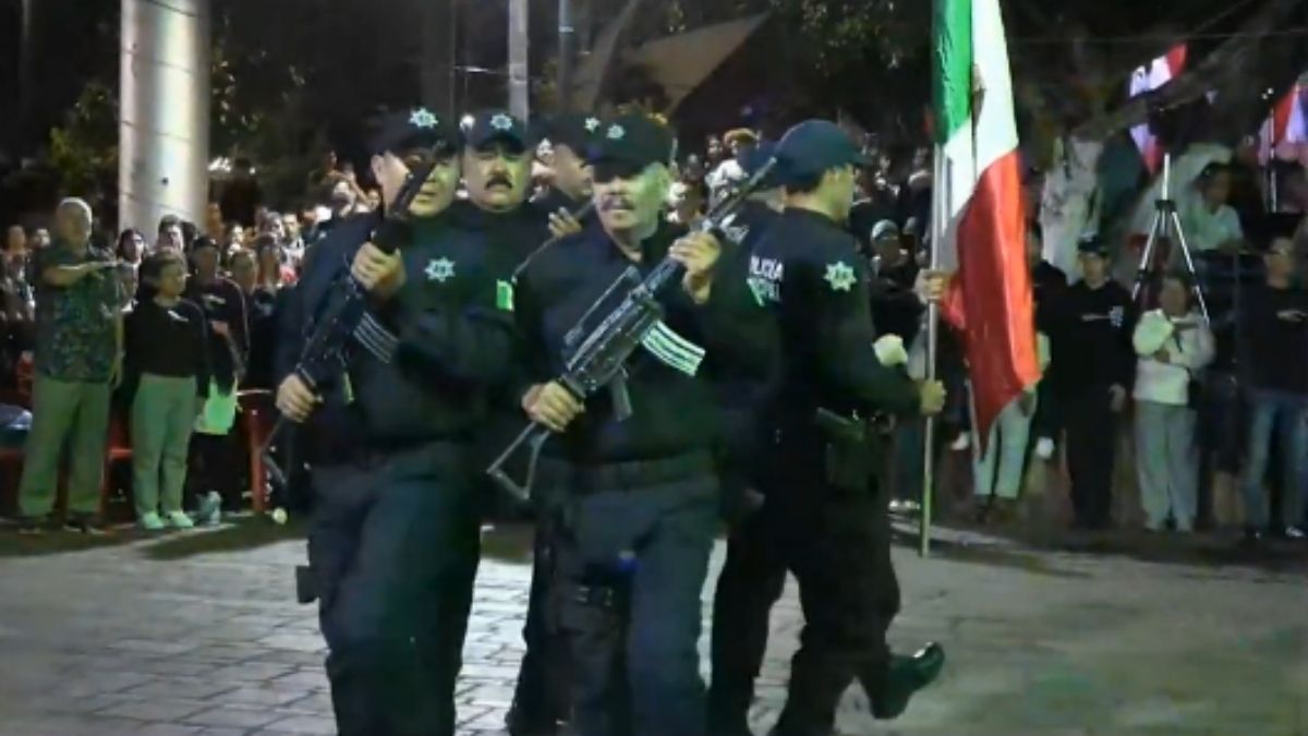 Momento inesperado de policías durante el Grito en Tamazula causa risas entre internautas