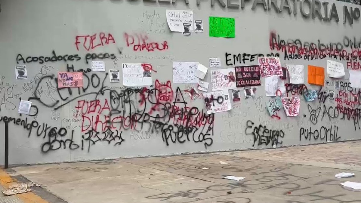 Los manifestantes colocaron pancartas, hicieron pintas en el inmueble y exigieron respuestas a las autoridades universitarias