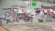 Los manifestantes colocaron pancartas, hicieron pintas en el inmueble y exigieron respuestas a las autoridades universitarias