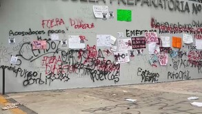 Los manifestantes colocaron pancartas, hicieron pintas en el inmueble y exigieron respuestas a las autoridades universitarias