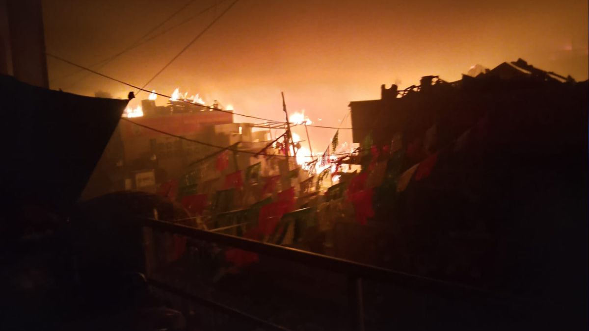 El Mercado Central de Acapulco sufre incendio por pirotecnia.