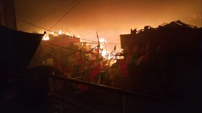 El Mercado Central de Acapulco sufre incendio por pirotecnia.