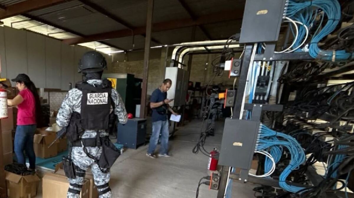 Más de mil equipos de cómputo fueron decomisados en el operativo. | FGR