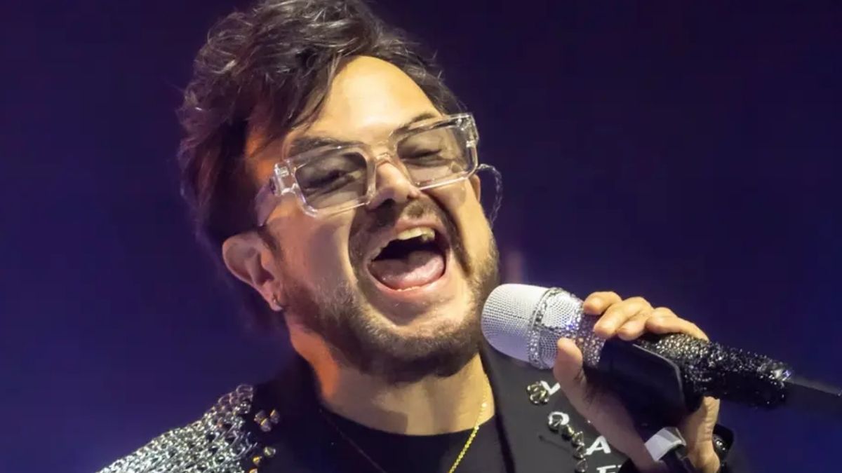 La molestia del artista alcanzó su punto más alto cuando un espectador le pidió interpretar un tema fuera de su catálogo.