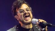 La molestia del artista alcanzó su punto más alto cuando un espectador le pidió interpretar un tema fuera de su catálogo.