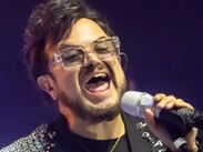 La molestia del artista alcanzó su punto más alto cuando un espectador le pidió interpretar un tema fuera de su catálogo.