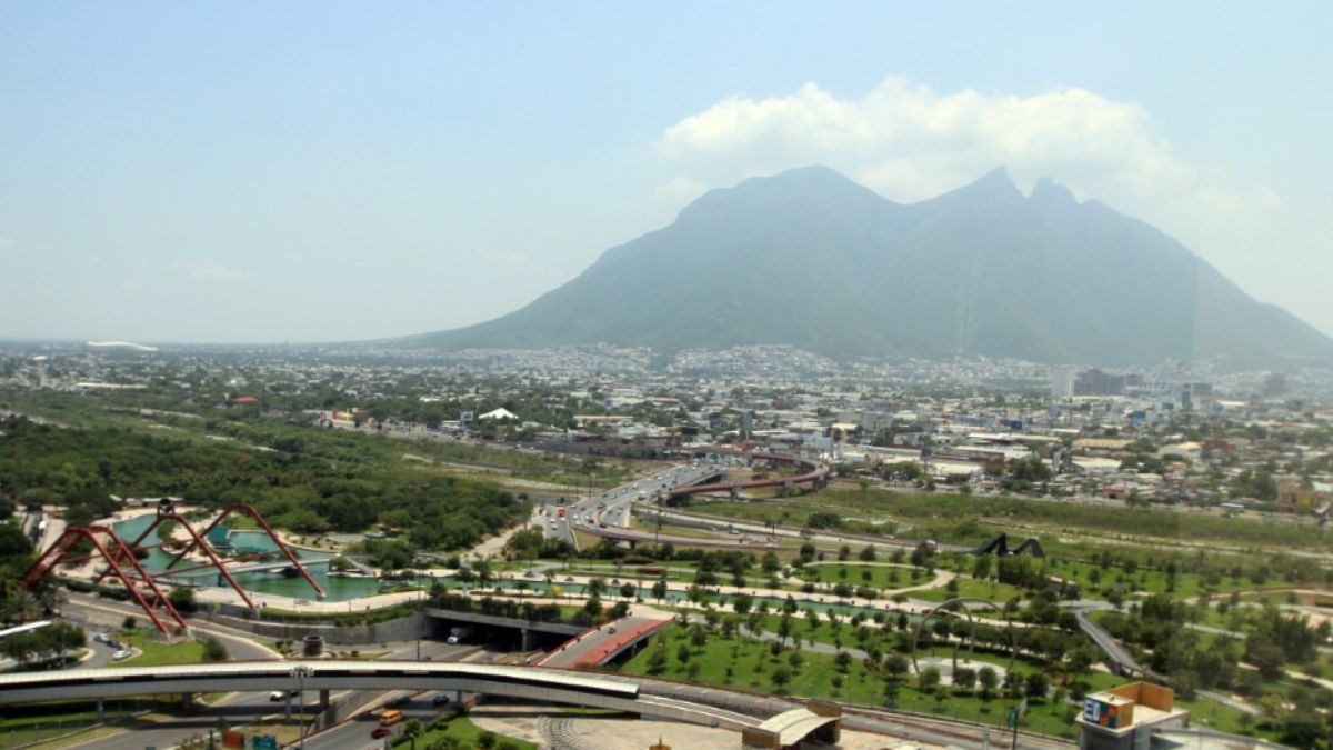 En Monterrey, el amanecer se presentará con cielo parcialmente soleado y ambiente brumoso.