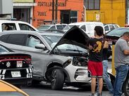 Paramédicos de la Cruz Roja Mexicana llegaron al lugar y atendieron a tres mujeres que resultaron con diversos golpes.