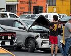 Paramédicos de la Cruz Roja Mexicana llegaron al lugar y atendieron a tres mujeres que resultaron con diversos golpes.