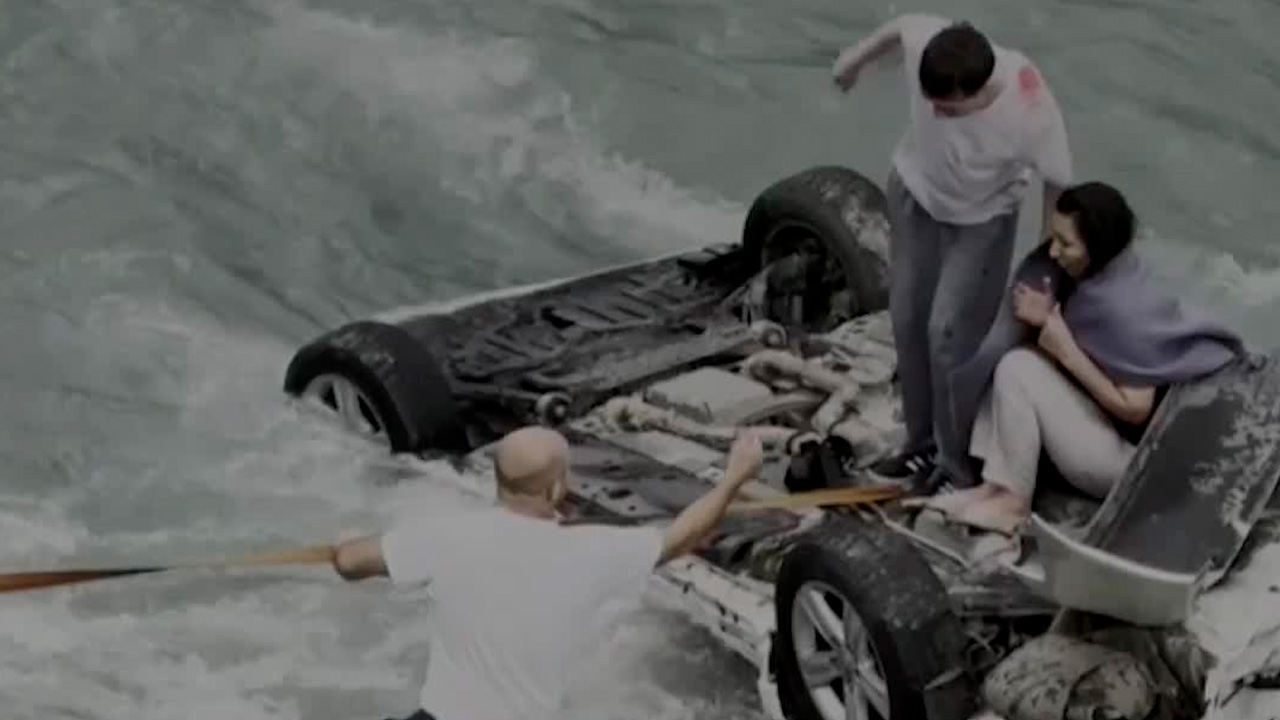 ¡Un rescate de película! Mujer atrapada en auto volcado en la mitad de un río logra salir con vida
