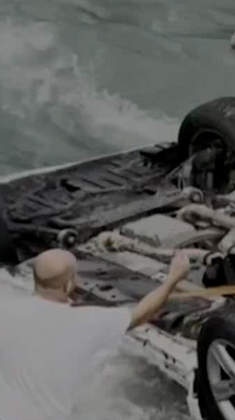 ¡Un rescate de película! Mujer atrapada en auto volcado en la mitad de un río logra salir con vida