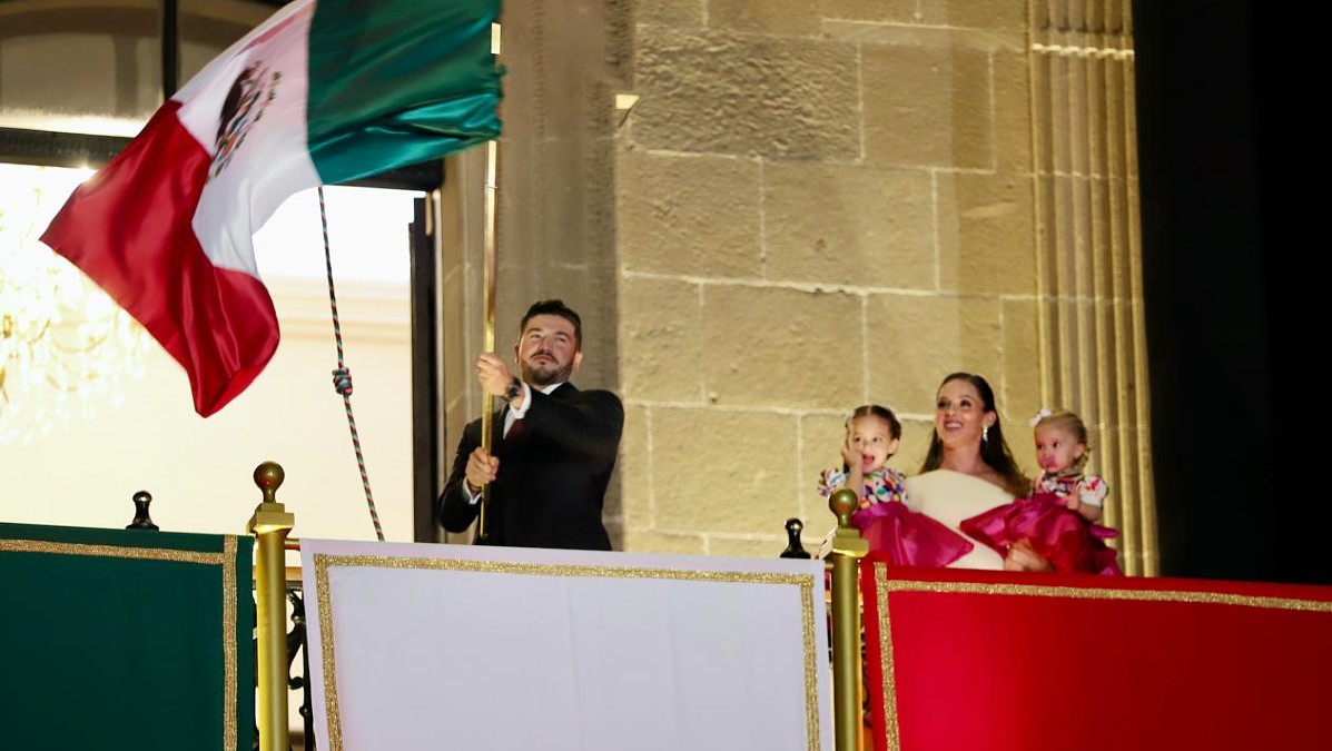 Por primera vez, Samuel García dio el tradicional Grito de Independencia desde el balcón del Palacio de Gobierno.