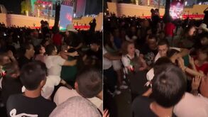 Tras algunos segundos de forcejeo, las mujeres fueron apartadas y la calma regresó a tiempo para observar los fuegos artificiales.