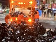Un segundo turno de 70 trabajadores retomó las acciones de limpieza a partir de las 06:00 horas para asegurar la pulcritud de los espacios públicos.