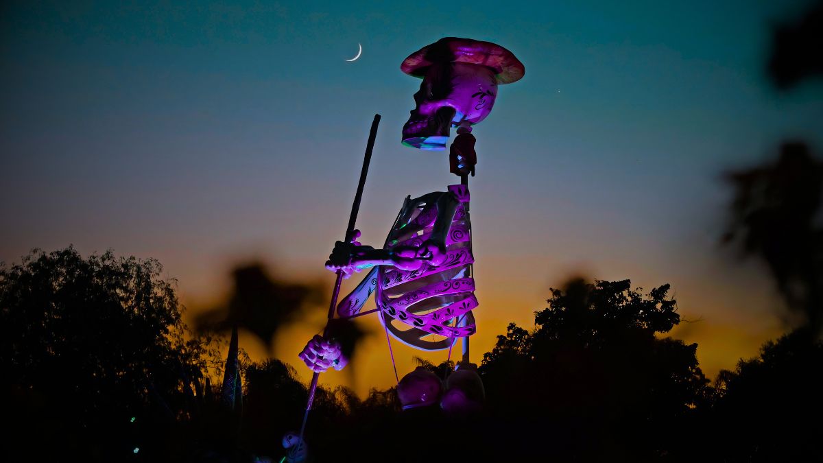 Artistas locales elaboran catrinas monumentales basadas en la cosmovisión prehispánica para vestir a Atlixco