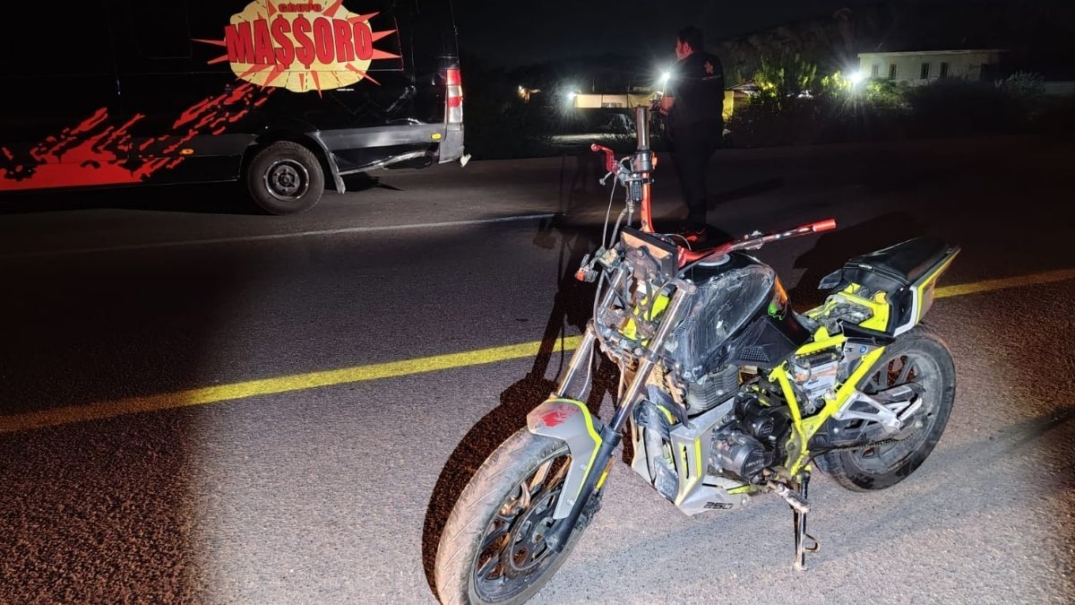 El chófer de la camioneta van, José Ernesto, de 34 años de edad, fue asegurado por las autoridades.