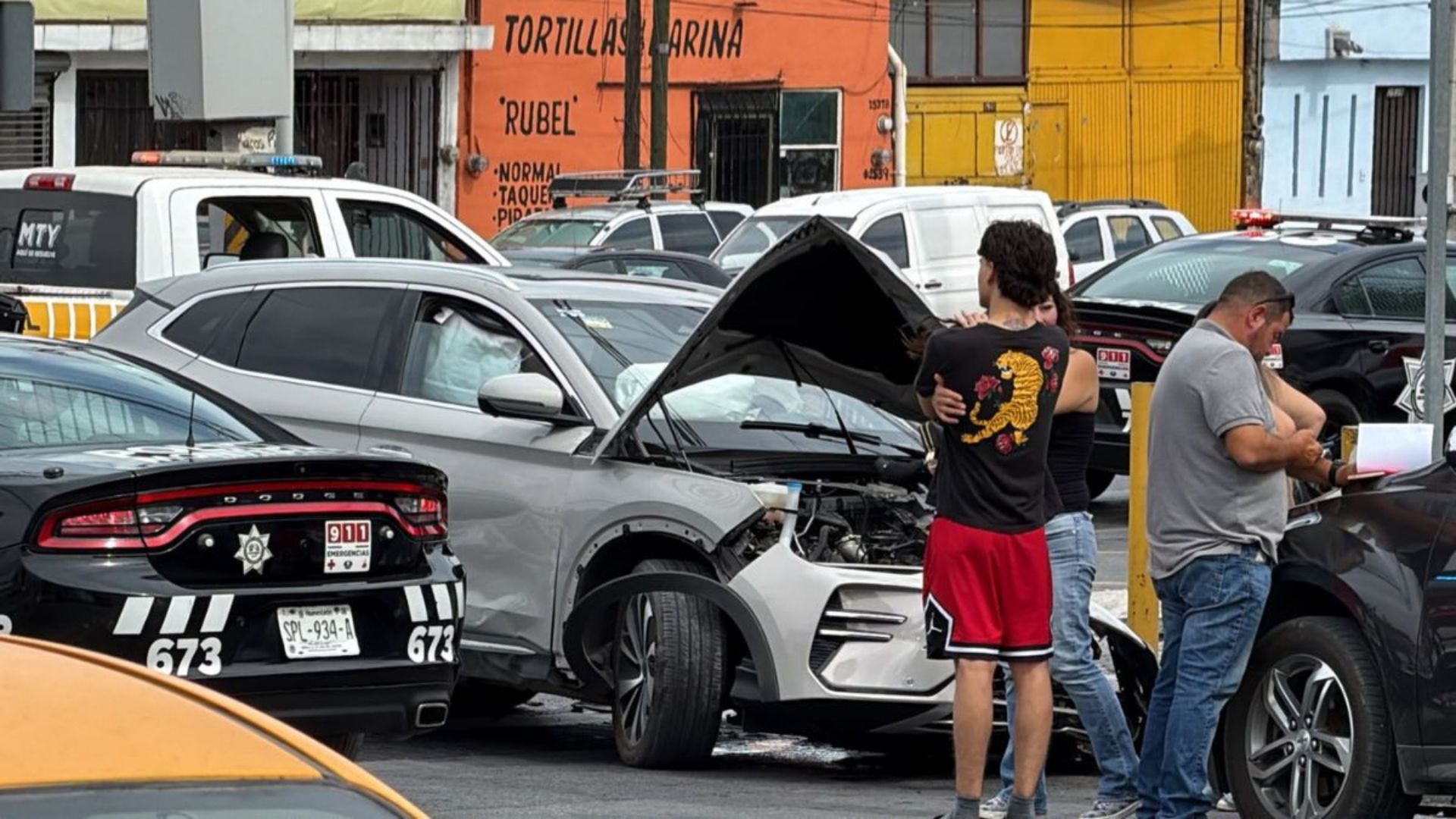 Conductor se pasa el rojo y provoca choque múltiple en San Jorge, Monterrey