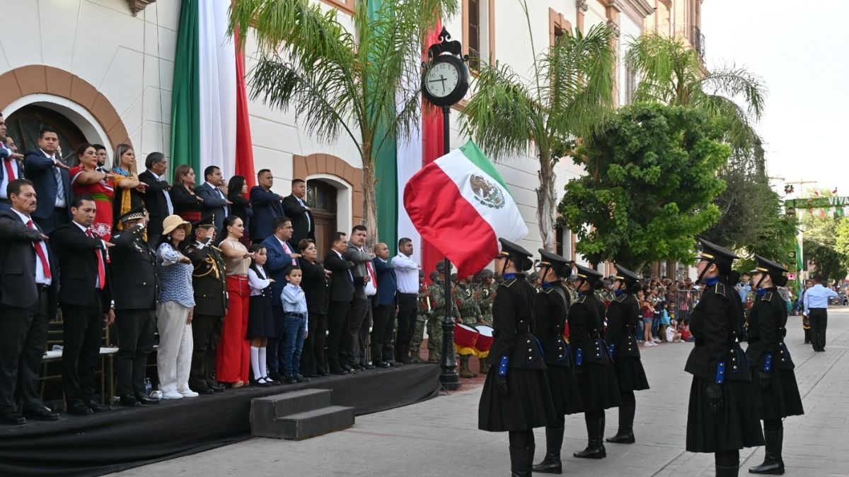 El contingente partió del Parque Victoria y avanzó por las principales calles del Centro Histórico hasta arribar a la Presidencia Municipal.