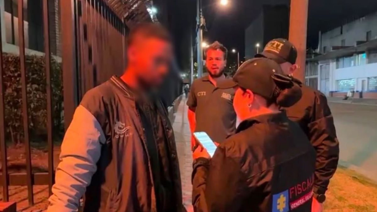 El detenido quedó a disposición de un juez de control de garantías, enfrentando cargos graves por los delitos de homicidio agravado
