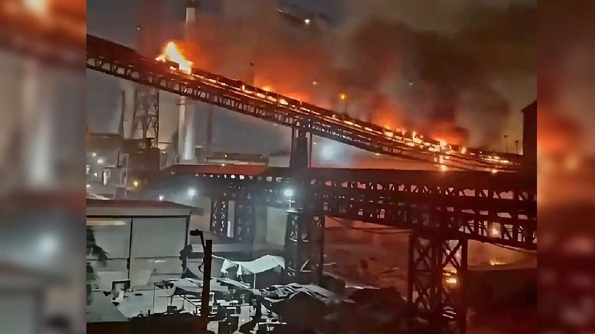 El incendio consumió gran parte de las instalaciones de la siderúrgica.