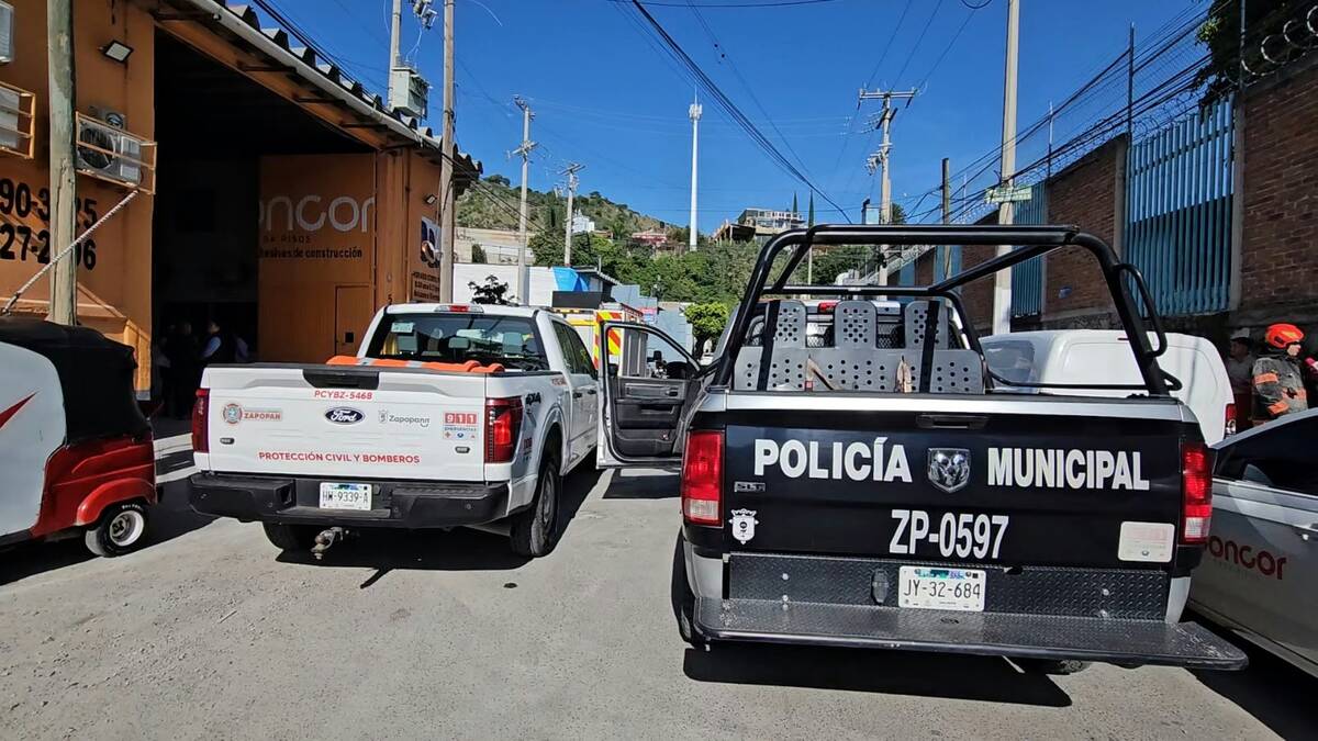 Elementos de Protección Civil revisan las medidas de seguridad en la empresa.
