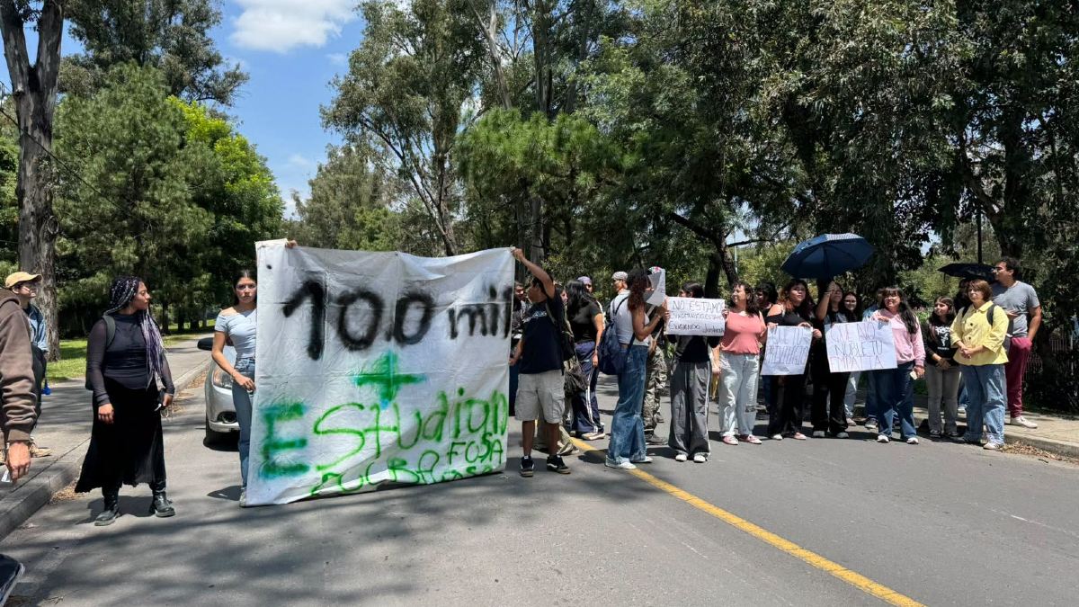 Los estudiantes bloquearon el acceso al centro universitario de la UDG.