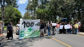 Los estudiantes bloquearon el acceso al centro universitario de la UDG.