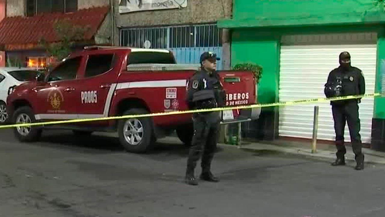 Fábrica de fibra de vidrio se incendia en Iztapalapa; no hubo lesionados