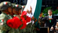 El gobernador aprovechó el desfile para destacar la coordinación en seguridad y señalar que agosto fue el mes más seguro de los últimos 21 años