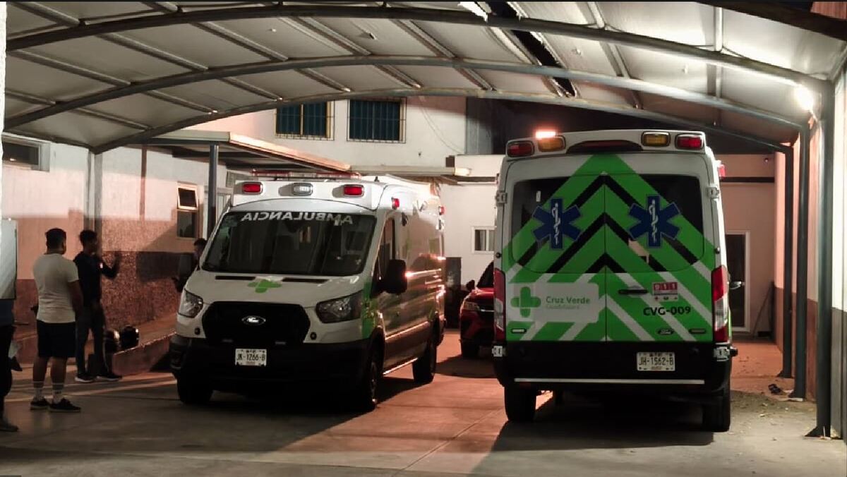 Los hombres fueron atendidos y trasladados a una clínica de la Cruz Verde.