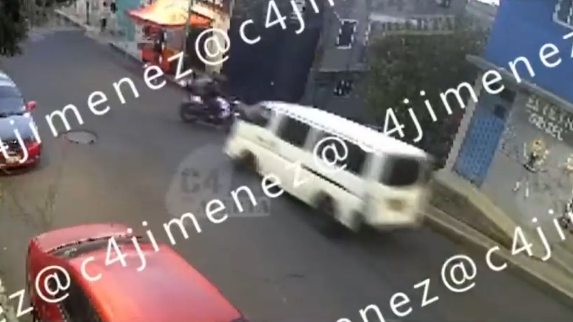 Motociclista resulta lesionado tras ser embestido por transporte público en Iztapalapa