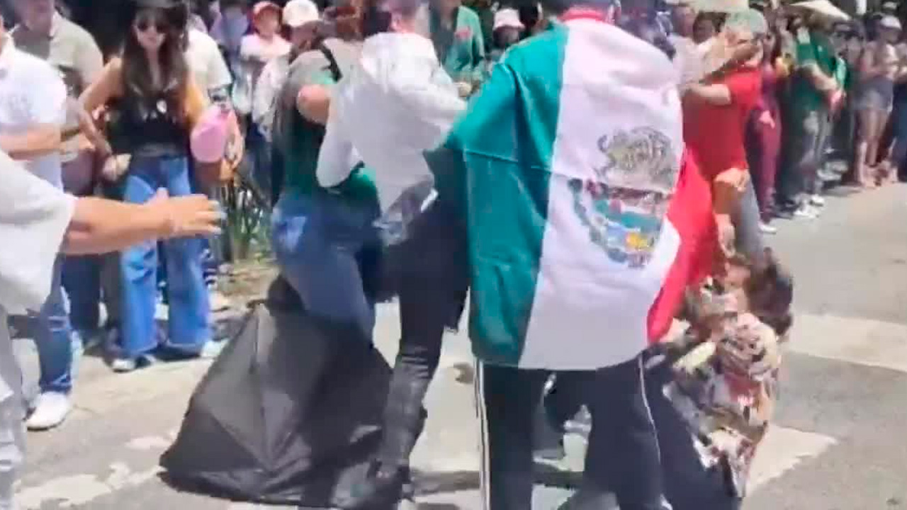 Mujeres protagonizan pelea durante el Desfile Cívico-Militar frente al Auditorio Nacional