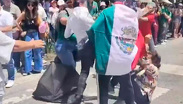 Mujeres protagonizan pelea durante el Desfile Cívico-Militar frente al Auditorio Nacional